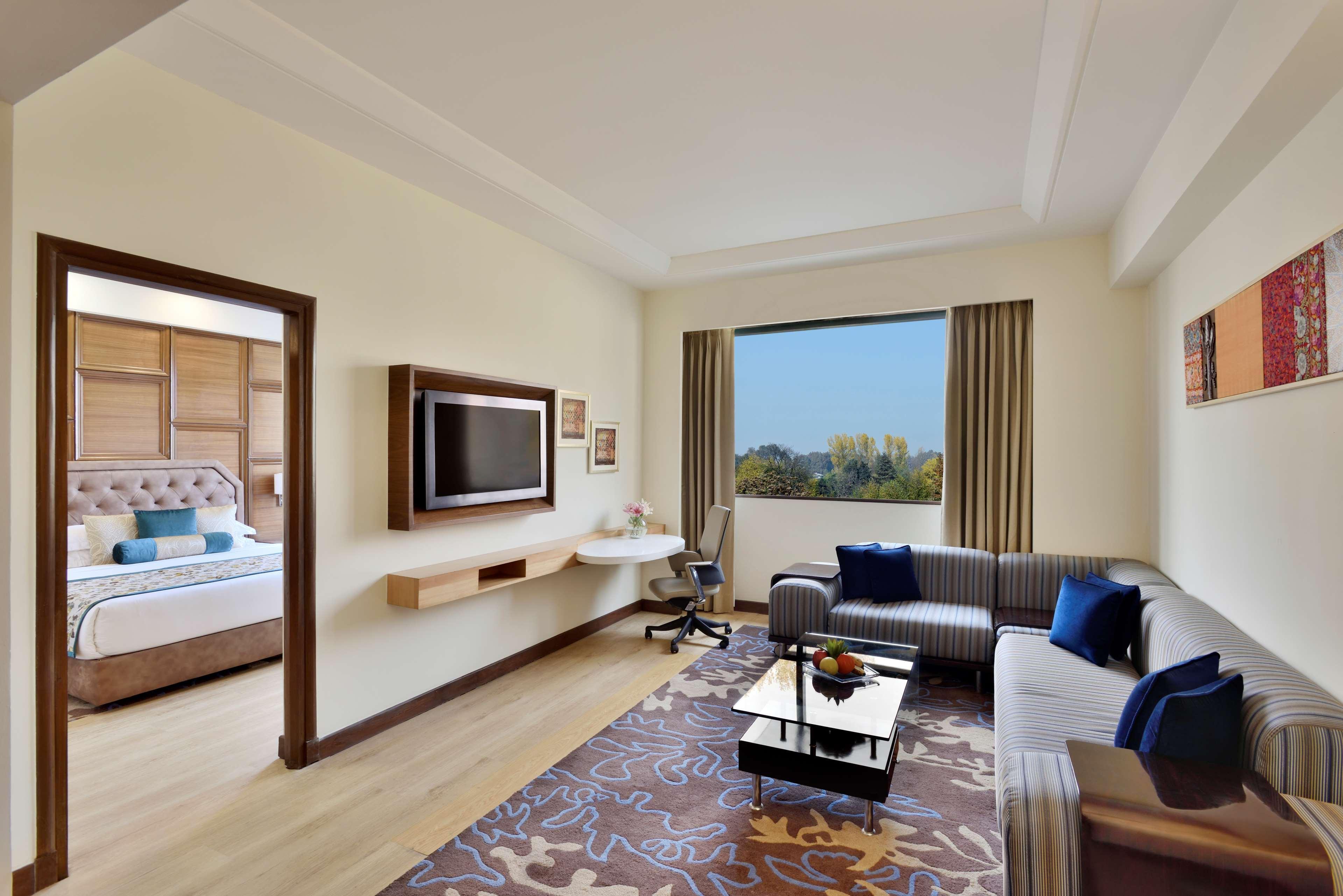 Radisson Srinagar Ξενοδοχείο Εξωτερικό φωτογραφία