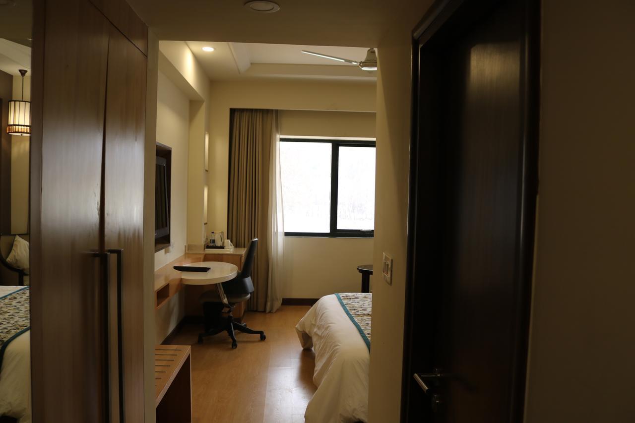 Radisson Srinagar Ξενοδοχείο Εξωτερικό φωτογραφία