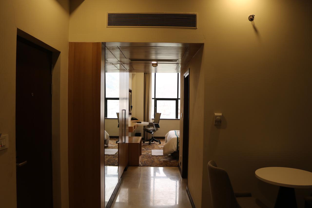 Radisson Srinagar Ξενοδοχείο Εξωτερικό φωτογραφία